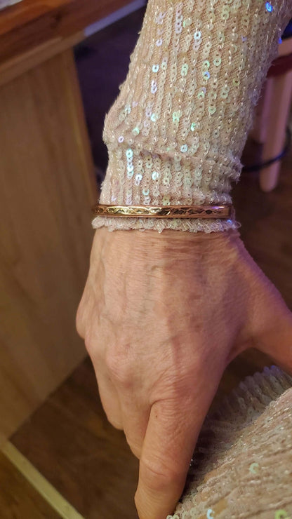 Handmade 2 ounce 6 Gauge Copper Hammered BIGGA Bangle - Ethereal Essentials